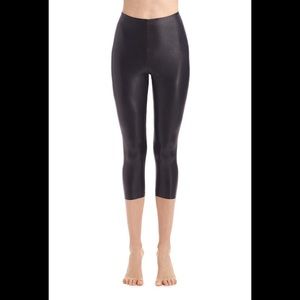 🔥 Faux leather high waist black capris 🔥